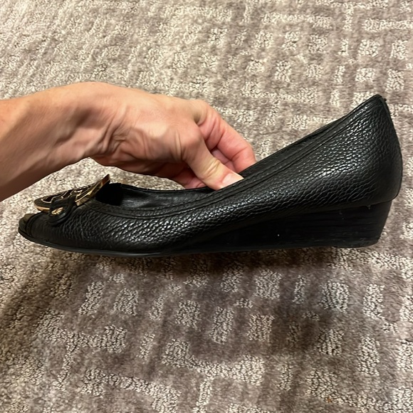 Tory Burch Amanda peep toe black low wedge - Picture 6 of 8